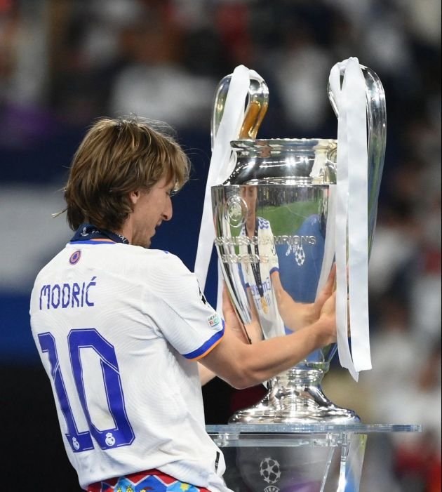 Exploring the potential departures of Luka Modrić and Toni Kroos as Real Madrid faces a pivotal moment in its team evolution. What's next